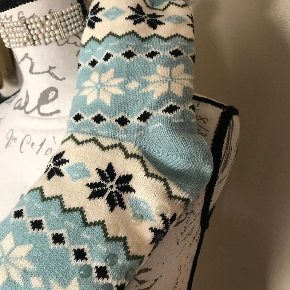 Women’s Snowflake Fuzzy Warm Socks NWT